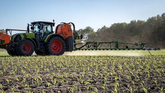 Einsatz von Pflanzenschutzmitteln auf einem Feld