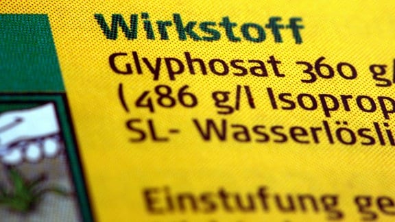 Auf einer Flasche mit dem Unkrautvernichtungsmittel Roundup ist der Wirkstoff "Glyphosat" vermerkt.