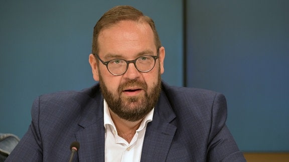 Gordon Hoffmann, Generalsekretär der Brandenburger CDU, spricht bei einer Pressekonferenz.