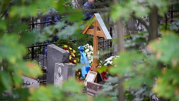 Blumen auf dem Grab des Chefs der Wagner-Gruppe, Jewgeni Prigoschin, nach seiner Beerdigung auf dem Friedhof Porochowskoje.