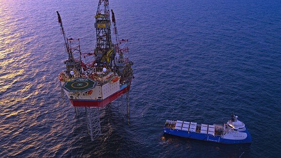 Flüssiges CO2 wird von einem Schiff auf die Offshore-Plattform Nini-West verladen.