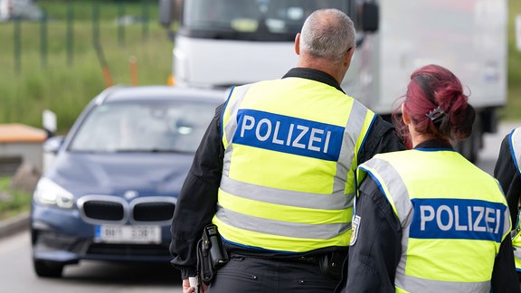 Bundespolizisten stehen anlässlich von Grenzkontrollen vor Beginn der Fußball-EM auf dem Rastplatz „Am Heideholz“ an der Autobahn 17 nahe der deutsch-tschechischen Grenze.