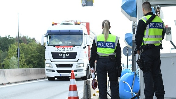 Grenzkontrollen der Bayerischen Bereitschaftspolizei und Bundespolizei an der deutsch-österreichischen Grenze am Grenzübergang Walserberg.