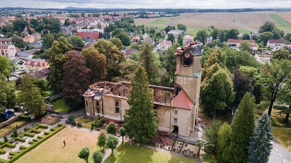 Die Ruine der evangelischen Stadtkirche in Großröhrsdorf nach einem Großbrand