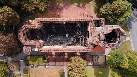 Die Ruine der evangelischen Stadtkirche in Großröhrsdorf nach einem Großbrand