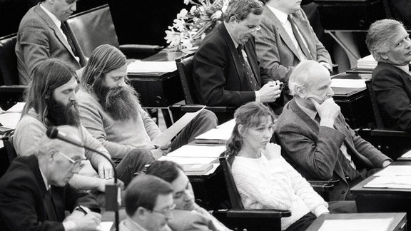 Gert Bastian (1. Reihe 2.v.re., Deutschland/Die Grünen) im Deutschen Bundestag in Bonn, 1983
