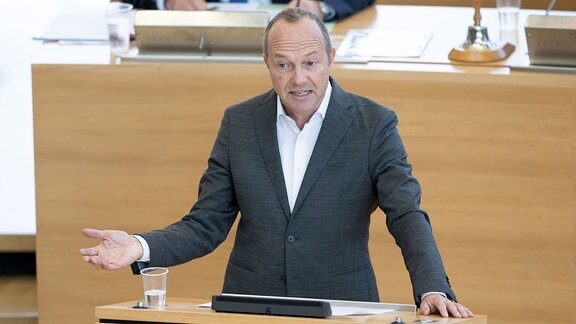 Wolfram Günther spricht 2022 im Plenum zu den Abgeordneten. 