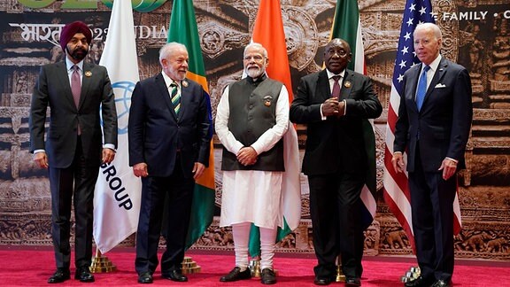 Weltbankpräsident Ajay Banga, der brasilianische Präsident Luiz Inacio Lula da Silva, der indische Premierminister Narendra Modi, der südafrikanische Präsident Cyril Ramaphosa und der südafrikanische Präsident Cyril Ramaphosa sowie der US-Präsident Joe Biden posieren für das Gruppenfoto während des G20-Gipfels in Neu Delhi.