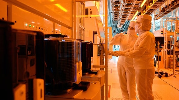 Mitarbeiterinnen des Chipkonzerns Infineon arbeiten im Reinraum der Chipfabrik. 