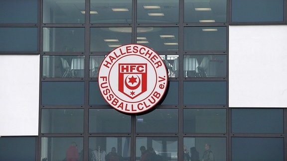 Emblem des Halleschen FC an der Außenfront der Tribüne.