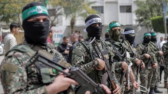 Bewaffnete maskierte Mitglieder der Hamas in Gaza
