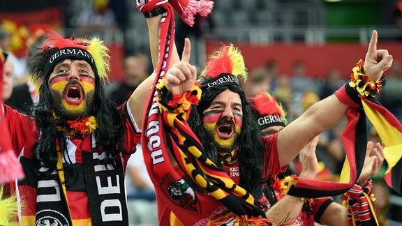 Deutsche Fans feuern vor Spielbeginn die deutsche Mannschaft an