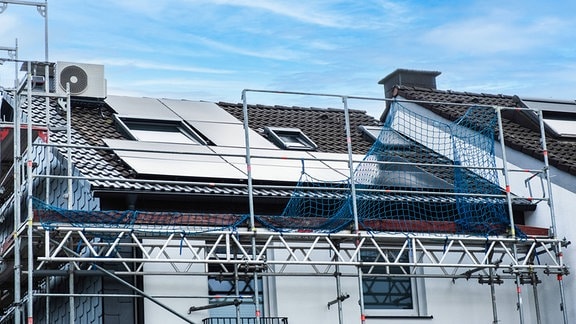 Gerüst und Solarpanele auf dem Dach eines Einfamilienhaus in Essen