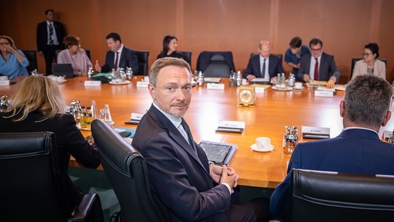 Christian Lindner (FDP), Bundesminister der Finanzen, wartet auf den Beginn der Sitzung des Bundeskabinett im Kanzleramt. In der Kabinettssitzung soll der Entwurf für den Bundeshaushalt 2024 beschlossen werden.