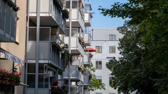 Sonnenschirm auf dem Balkon eines Wohnhauses