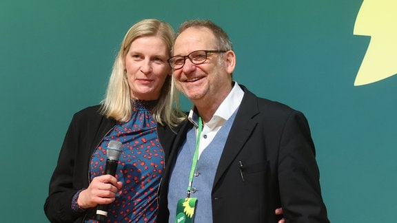 Madeleine Henfling (Bündnis 90/Die Grünen, l), weibliche Spitzenkandidatin der Grünen mit Listenplatz eins und Bernhard Stängele (Bündnis 90/Die Grünen), Umweltminister von Thüringen und männlicher Spitzenkandidat für die Landtagswahl in Thüringen auf Platz zwei, stehen nebeneinander bei der Landesdelegiertenkonferenz der Grünen in Thüringen. Dabei werden auch die Kandidaten der Landesliste für die Landtagswahl gewählt.