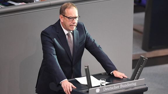 Henning Otte spricht in einer Plenarsitzung im Deutschen Bundestag. 