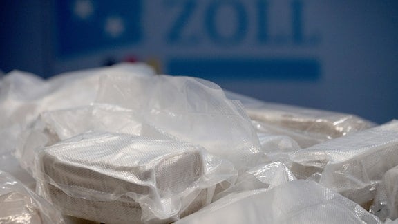 Pakete mit Rauschgift liegen während einer Pressekonferenz des Hauptzollamtes Frankfurt (Oder) auf einem Tisch. 