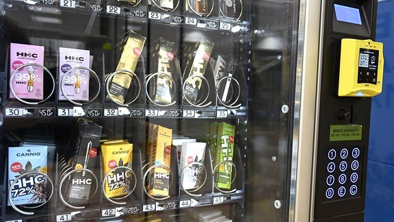 Verkaufsautomat in Tschechien mit verschiedenen HHC-Produkten: