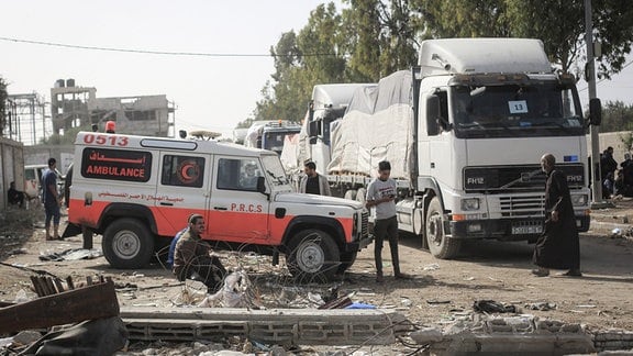 Krankenwagen und Hilfskonvoi des Roten Halbmondes im Gazastreifen