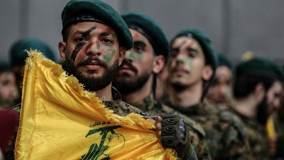 Pro-iranische Hisbollah-Kämpfer zeigen sich bei einer Parade bei der Feier am Internationalen Tag von Al-Kuds in einem südlichen Vorort von Beirut.