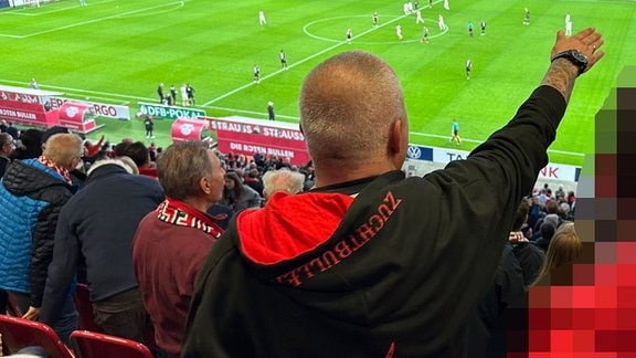 Person zeigt mutmaßlich Hitlergruß in Stadion