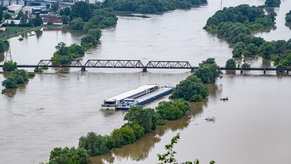 Zwei Schiffe liegen im Hochwasser der Donau.