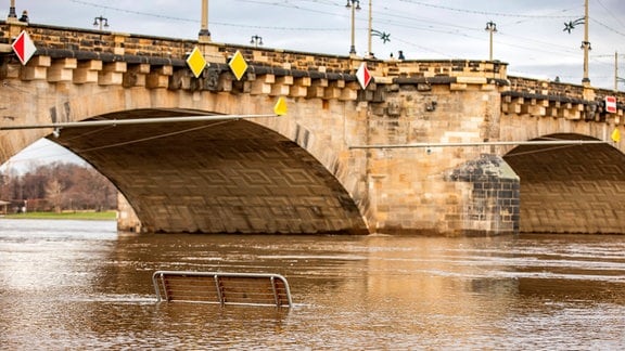 Die Elbe in Dresden führt zum zweiten Mal innerhalb weniger Tage Hochwasser.