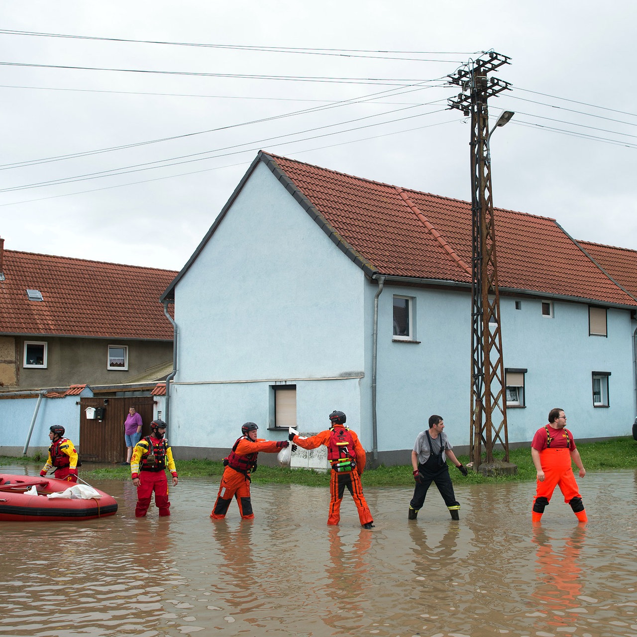 Hochwasser, Starkregen, Erdrutsche: Warum viele Hausbesitzer keine  Versicherung gegen Extremwetter haben