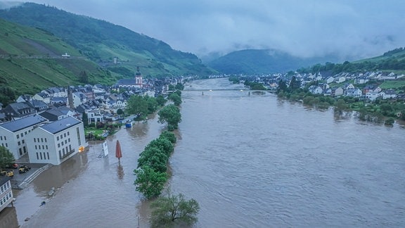 Das Hochwasser der Mosel überflutet auch die Ufer von Zell. Die Entwicklung des Hochwassers beschäftigt Rettungskräfte und Bevölkerung im Saarland und in Rheinland-Pfalz weiter.