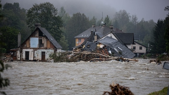 Von Hochwasser zerstörte Häuser