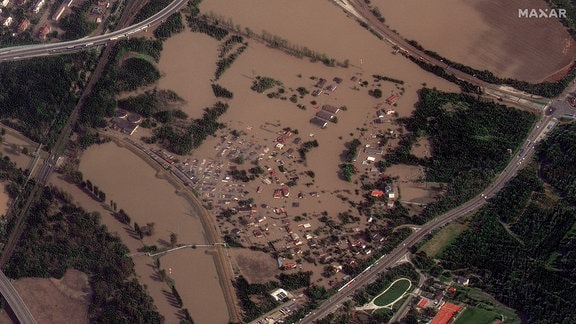 Ein Satellitenbild zeigt überflutete Häuser und Felder nach Rekordregenfällen in Ostrava (dt. Ostrau).