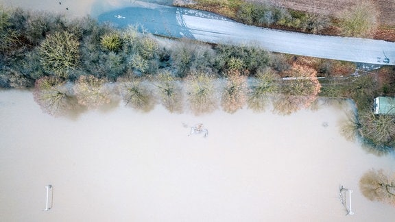 Ein Fußballplatz wird vom Hochwasser der Weser überflutet. 