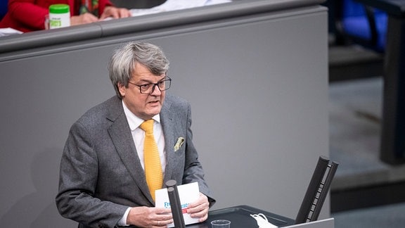 Reinhard Houben (FDP), wirtschaftspolitischer Sprecher der FDP-Fraktion im Bundestag, spricht während der Debatte der Plenarsitzung zum Thema Modernisierung des Telekommunikationsrecht. 