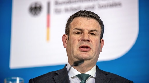 Hubertus Heil (SPD), Bundesminister für Arbeit und Soziales, spricht bei einem Pressestatement nach der Vorstellung des Vorschlags der Mindestlohnkommission für den künftigen Mindestlohn. 