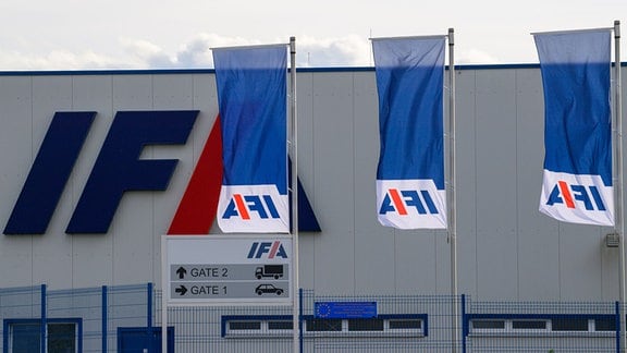 "IFA" ist an der Fassade einer Produktionshalle des Unternehmens zu lesen. Davor wehen Fahnen mit dem IFA-Logo.
