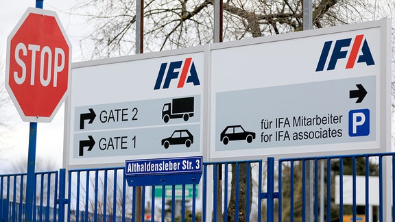 «IFA» steht auf Hinweisschildern vor dem Werk der IFA Holding GmbH. Das Unternehmen ist Sachsen-Anhalts gröÃter Automobilzulieferer.