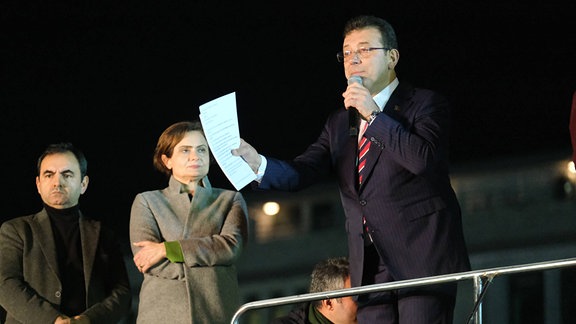 Bürgermeister von Istanbul (und Erdogan-Gegenspieler) wegen beamtenbeleidigung verurteilt.