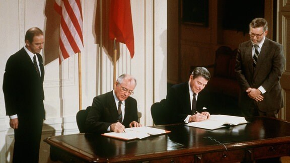 US-Präsident Ronald Reagan und der sowjetische Parteichef Michail Gorbatschow unterzeichnen am 08.12.87 in Washington den INF-Vertrag