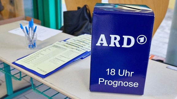 Fragebögen und eine zusätzliche «Wahlurne» der Infratest dimap für die Wahlprognose der ARD zur Bürgerschaftswahl steht im Eingangsbereich eines Wahllokals in Hamburg-Lurup.