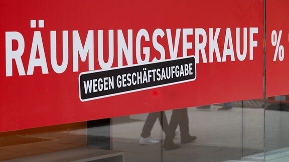 Ein Schild mit dem Hinweis Â«Räumungsverkauf wegen GeschäftsaufgabeÂ» hängt an einem Bekleidungsgeschäft in der Stuttgarter Innenstadt, das geschlossen wird. Das Statistische Bundesamt veröffentlicht am 11.01.2022 Zahlen zu Insolvenzen (Januar-Oktober 2021 und Trendindikator für Dezember 2021).