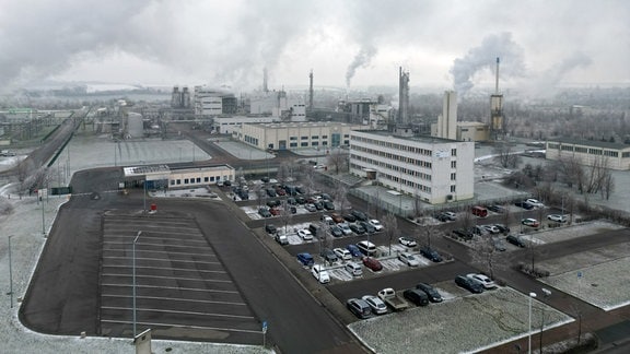 Werksanlagen stehen in einem Chemie- und Industriepark.