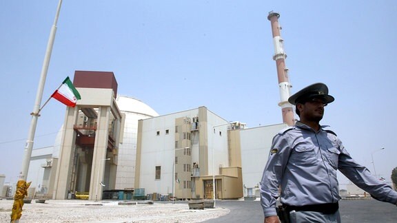 Ein Sicherheitsbeamter steht vor dem Atomkraftwerk in Bushehr im Iran (Archivfoto vom 21.08.2010). 