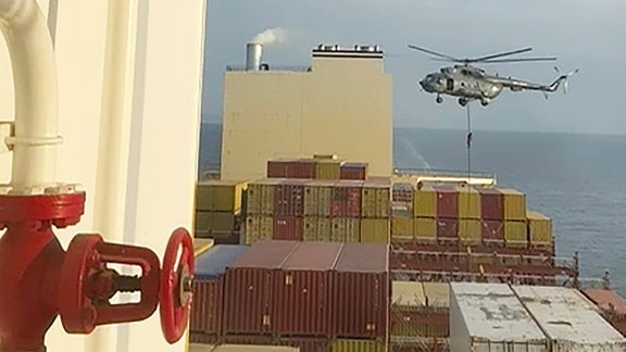 Dieses Bild aus einem Video, das The Associated Press von einem Verteidigungsbeamten des Nahen Ostens zur Verfügung gestellt wurde, zeigt einen Hubschrauberangriff auf ein Schiff in der Nähe der Straße von Hormus.