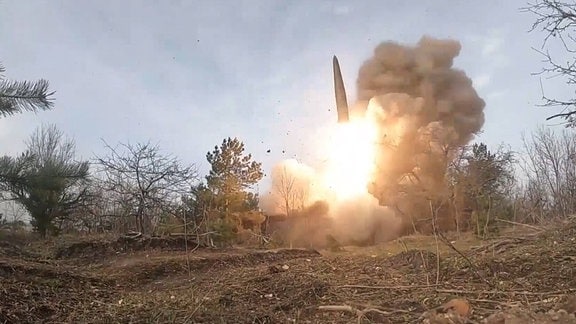 Abschuss einer Iskander-Rakete auf ein Ziel in der Ukraine im Frühjahr 2022