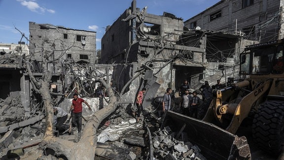 Palästinenser begutachten ein zerstörtes Wohnhaus nach einem israelischen Luftangriff im südlichen Gazastreifen.