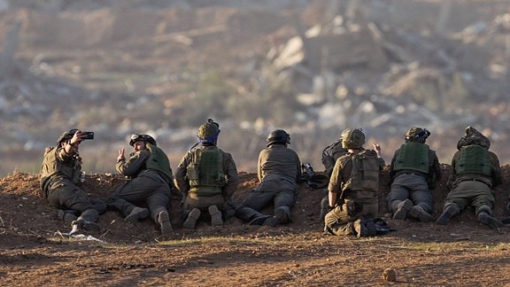 Soldaten der israelischen Armee begeben sich nahe der Grenze zum Gazastreifen in Stellung.
