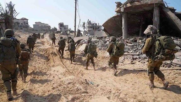Auf diesem von den israelischen Streitkräften via XinHua veröffentlichten Foto setzen israelische Truppen die Bodenoperationen im Gazastreifen fort.
