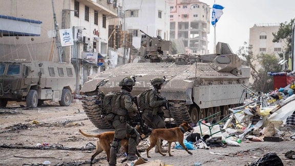 Israelische Patrouille mit MIlitärhunden im Gazastreifen