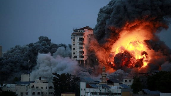 Rauch und Flammen steigen auf, nachdem israelische Streitkräfte ein Hochhaus in Gaza-Stadt angegriffen haben. 